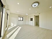 ＜リビング/Living room＞11帖のLD?、二面採光で明るいリビング！
