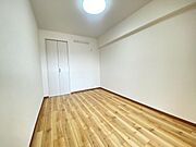 ＜洋室／Bed room＞リビングとつながる4.99帖の洋室，クローゼット付き