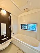 ＜浴室／Bath＞浴室に窓があります