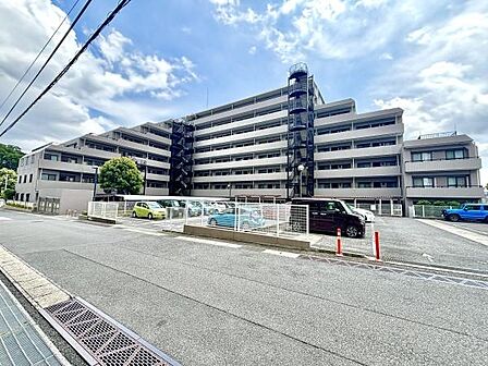 ＜駐車場／Parking space＞駐車場