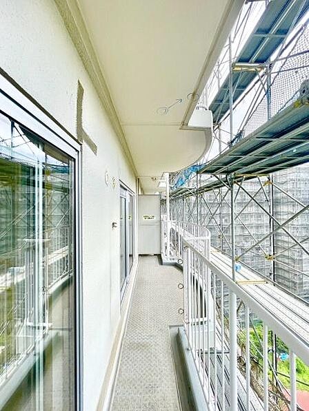 ＜バルコニー／Balcony＞両面バルコニー付き