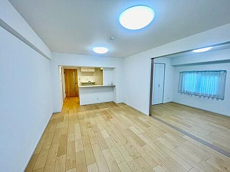 <リビング/Living room>14帖のLDK、隣室洋室と繋げて使用できます