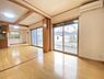洋室：1階の洋室から「リビング」方面を撮影をしてみました。南側の道路よりやや高めの建物の為、道路からの視線を感じないのが良いですね。本画像は売主様の残置物をCGで消した画像であり現況と異なる可能性があります