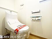 トイレ(同仕様参考写真)・清潔に利用出来るシャワートイレ。トイレットペーパーの使用量を減らす効果もあります。