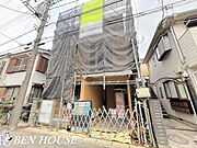外観・住民同士の距離感が心地よいエリアで、日常の安心感が続きます。車通りが少なく、落ち着いた住宅街に位置しています。