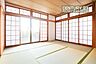 和室：窓から暖かい陽射しが差し込みます。