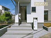 宅配ボックス付きで留守中の配達も安心。