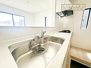 お食事の準備をしながら家族との会話が楽しめる対面キッチン。
