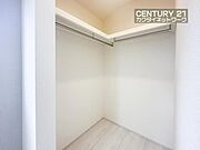 あると便利なウォークインクローゼット。季節や用途に分けてお使いいただけます。洋服をたくさんお持ちでも、しっかりと収納していただけます。バッグや帽子などの小物も収納できます。