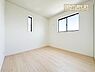 洋室：住まう方でカスタマイズしていただけるシンプルなデザインの内装。