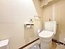 トイレ：トイレにも収納スペースがあり、トイレットペーパーなどを収納できます。