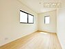 洋室：窓が2つあるだけで明るい印象です！