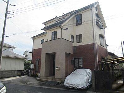 外観:北側公道より撮影、3階建て住宅。 外観:北側公道より撮影、3階建て住宅。