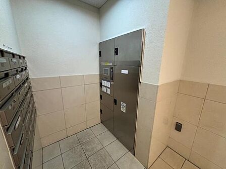 エントランスに宅配BOX設置されている為、不在時の荷物の受け取りも安心できます♪