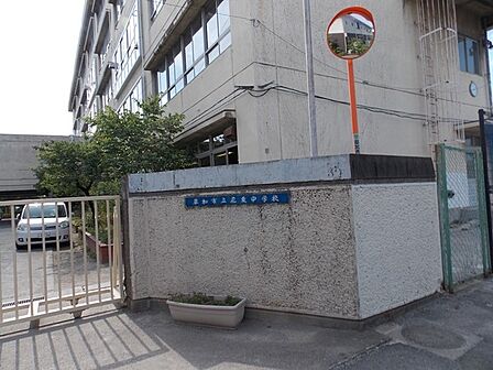 草加市立花栗中学校まで930m