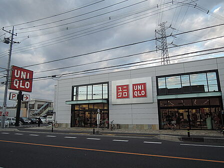 ユニクロ草加花栗店まで600m