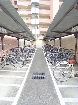 駐輪場は屋根付...