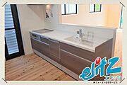 【システムキッチン】カウンターキッチンを採用する事で、家事の最中でも、リビング・ダイニングに居る家族とコミュニケーションが増え、家族団らんへの立役者となります。