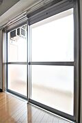 東向きの窓は大きく採光が取れます。