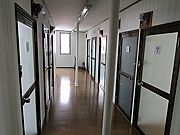 一番奥から出入り口方向を撮りました。右奥が3号室です。