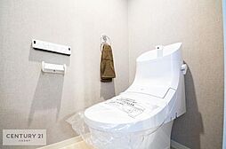 [トイレ] 温水洗浄便座につき、冬場は便座が暖かくできるので冷たい便座に座らずに済む嬉しい仕様です！シンプルなカラーを基調としているので、お手入れがしやすいです。