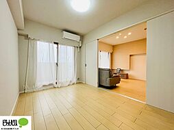 [寝室] リビング横には洋室が。ドアを開けて、さらに広い空間にすることも可能