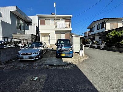 外観：シンプルで機能的なデザインの外観が印象的です。住宅街に位置し静かな環境で生活することができます。駐車スペースがあり車をお持ちの方にも便利です。全体として暮らしやすさを感じさせる佇まいです。