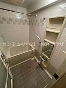 清潔感のあるバスルームで快適な入浴時間をお楽しみいただけます。シンプルで落ち着いたデザインが魅力です。使いやすいレイアウトが日常の疲れを癒やします。