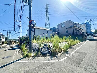 外観:開放感のある角地に位置しており周囲には陽当たりも確保しやすい立地です。二方向道路に面しているため車の出入りもしやすいです。周辺は閑静な住宅街で住環境が整っています。高台にあるため見晴らしも良好です。 外観:開放感のある角地に位置しており周囲には陽当たりも確保しやすい立地です。二方向道路に面しているため車の出入りもしやすいです。周辺は閑静な住宅街で住環境が整っています。高台にあるため見晴らしも良好です。