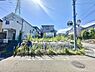 その他：現地の前面道路は幅員が広く車の出入りがしやすい印象です。周囲には住宅が整然と立ち並んでいます。明るい日差しが差し込む開放的な街並みが特徴的です。電柱やカーブミラーなど安全面にも配慮が見られます。
