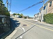 前面道路は幅広く車の通行も快適に感じられます。日当たりも良好で開放感があります。周辺は落ち着いた雰囲気で住宅が並び明るい印象の現地です。電柱や配線も整然としていて全体的に整った街並みです。