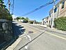 その他：前面道路は幅広く車の通行も快適に感じられます。日当たりも良好で開放感があります。周辺は落ち着いた雰囲気で住宅が並び明るい印象の現地です。電柱や配線も整然としていて全体的に整った街並みです。
