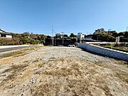 幅広い敷地で多彩な活用が可能です。道路に面した立地でアクセスしやすい特徴があります。周辺は落ち着いた環境が広がっています。整形地で扱いやすい土地形状です。日当たりが良好な現地土地写真です。