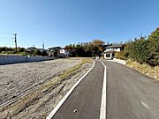 現地は開放的な空間が広がっており前面道路もゆとりある幅員が確保されています。周辺には自然豊かな景色が望め落ち着いた雰囲気が魅力です。道路は整備され車の出入りもスムーズに行えます。