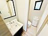 洗面：洗面台とトイレが近接して配置されており使い勝手の良いレイアウトです。清潔感のある空間で窓も設置されているため換気しやすい設計となっています。鏡が大きく身だしなみも整えやすいです。