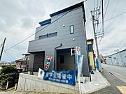 スタイリッシュなデザインが印象的な外観です。直線を活かしたシンプルなフォルムが特徴的です。道路に面しており開放感のある立地です。外壁のカラーが都会的な雰囲気を演出します。