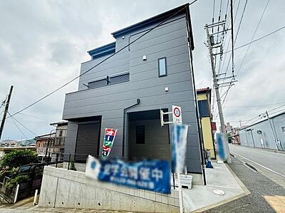 外観:スタイリッシュなデザインが印象的な外観です。直線を活かしたシンプルなフォルムが特徴的です。道路に面しており開放感のある立地です。外壁のカラーが都会的な雰囲気を演出します。 外観:スタイリッシュなデザインが印象的な外観です。直線を活かしたシンプルなフォルムが特徴的です。道路に面しており開放感のある立地です。外壁のカラーが都会的な雰囲気を演出します。