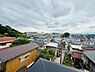その他：周囲の住宅街を一望できる眺めが広がっています。見晴らしの良さが印象的です。日々の空模様や町並みを身近に感じられます。屋根や道が連なり奥行きを感じる現地からの眺望です。静かな環境が伝わる風景です。