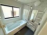窓付きで明るいバスルームです。使いやすいシャワー設備が整っています。浴槽は広々とした設計になっています。お手入れがしやすい壁材を使用しています。収納棚も充実しています。