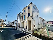 スタイリッシュなデザインが特徴的な外観です。近代的なフォルムが目を引きます。バルコニー付きで開放感があります。清潔感のある外壁カラーで明るい雰囲気が広がります。駐車スペースもしっかり確保されています。