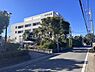 その他：白を基調とした建物が印象的で落ち着いた雰囲気が漂います。周辺には豊かな緑が広がり道幅もゆったりしていて開放感があります。街路樹や歩道も整備されており環境の良さが感じられます。