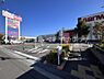 その他：複数の店舗が集まるショッピングモールが近くにあります。駐車場も広く車でのアクセスが便利です。大型スーパーやドラッグストアなど日常の用事を一か所で済ませやすい環境です。