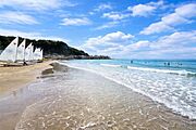 近隣には由比ガ浜海岸があり、広々とした砂浜で穏やかな時間が流れます。海青空と白い雲が広がり開放感を感じることができます。