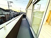広々としたバルコニーが備わっています。日当たりの良さが感じられる空間です。窓から直接アクセスでき使い勝手の良い印象です。周囲の眺望も楽しめる仕様です。