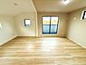 洋室：明るい光が差し込む洋室です。ナチュラルなフローリングが空間を広く感じさせます。窓が複数あり風通しにも配慮されています。シンプルな内装で様々なインテリアが楽しめます。