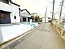 その他：前面道路は幅員が広く車の出し入れがしやすい環境です。道路沿いには電柱があり周囲も静かな住宅街が広がっています。駐車スペースも確保されており生活利便性が感じられる立地です。