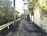 その他：前面道路は舗装されており安心してご利用いただけます。周囲には緑も感じられ落ち着いた雰囲気が広がっています。敷地へのアクセスもスムーズで現地の様子がよく分かります。