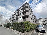 落ち着いた雰囲気の外観が魅力的です。バルコニー付きで開放感があります。周囲は植栽で彩られており四季の変化も楽しめます。角地に位置し通風や採光にも期待できます。
