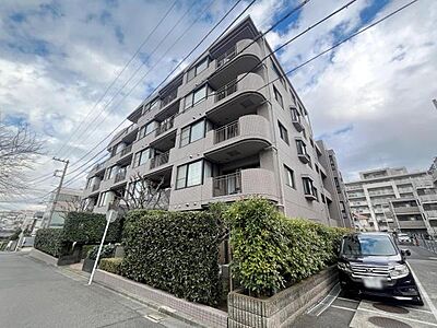 外観:落ち着いた雰囲気の外観が魅力的です。バルコニー付きで開放感があります。周囲は植栽で彩られており四季の変化も楽しめます。角地に位置し通風や採光にも期待できます。 外観:落ち着いた雰囲気の外観が魅力的です。バルコニー付きで開放感があります。周囲は植栽で彩られており四季の変化も楽しめます。角地に位置し通風や採光にも期待できます。