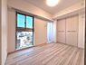 洋室：洋室は大きな窓から自然光がたっぷりと入る開放的な空間です。床や建具の色合いが明るく清潔感を演出しています。収納スペースも豊富で整理整頓がしやすい仕様です。